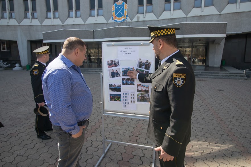 Форма європейського зразка та спеціальні жетони: У Дніпрі презентували нову амуніцію Муніципальної варти . Новости Днепра