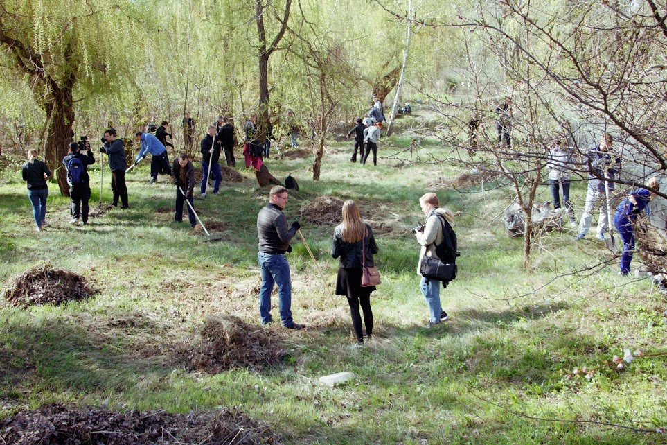 Днепряне занялись уборкой дворов, участвуя в акции от мэра. Новости Днепра