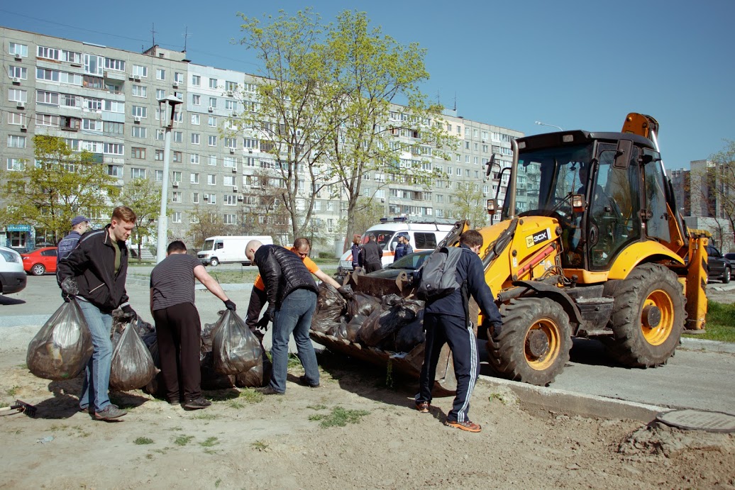 Днепряне занялись уборкой дворов, участвуя в акции от мэра. Новости Днепра