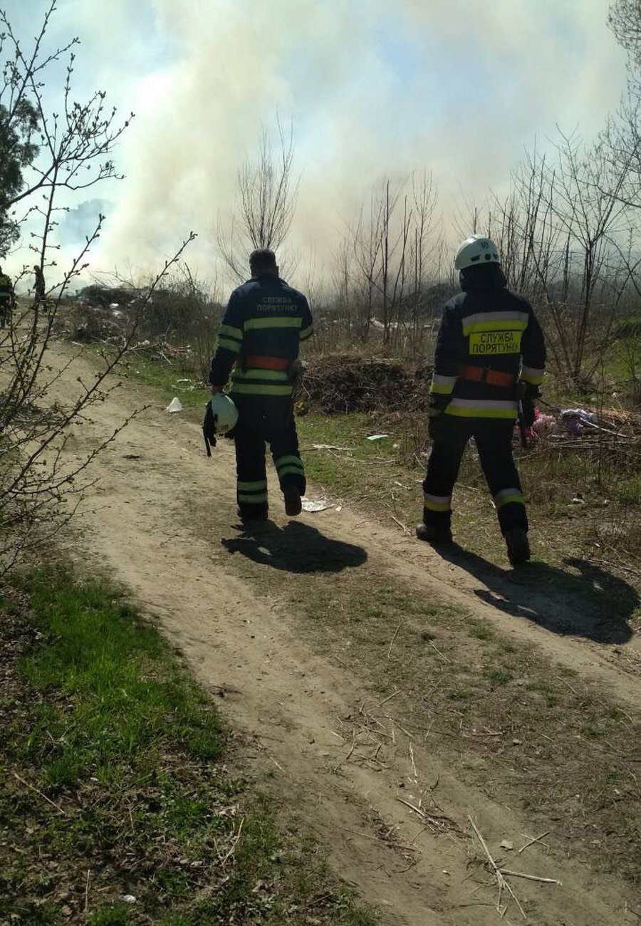 В Днепре горит мусор возле Новоклочковского кладбища (Фото). Новости Днепра.