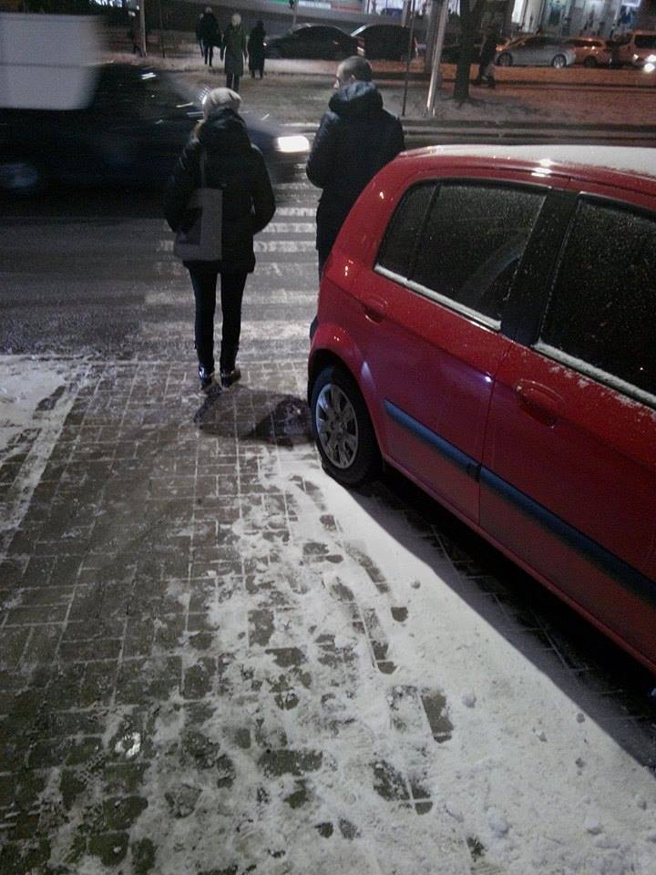 В Днепре на Поля заблокировали парковку. новости Днепра