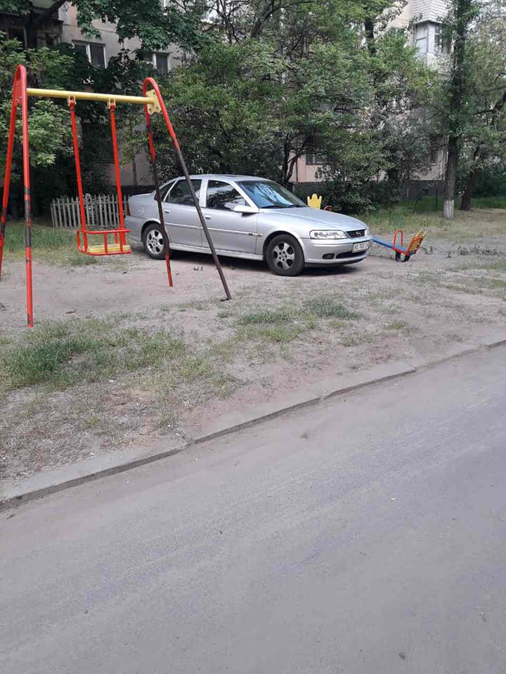 "Паркуюсь как осел": "мастера" парковки в днепровских дворах. Новости Днепра