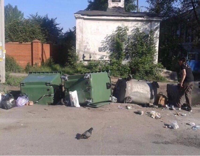 В Днепре вандалы ломают новые мусорные баки. новости Днепра
