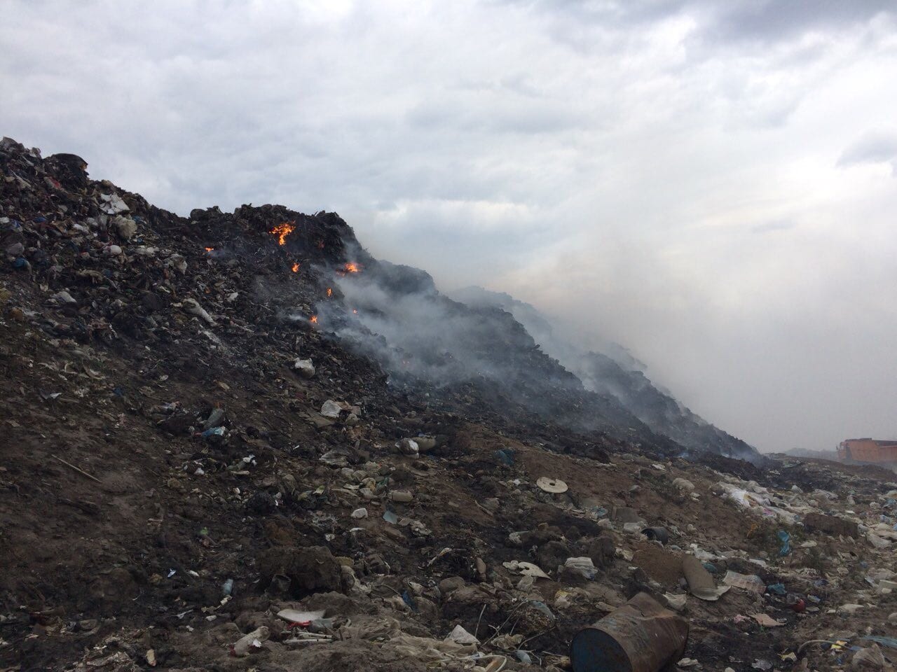 Под Днепром продолжает гореть мусорный полигон (Фото). Новости Днепра