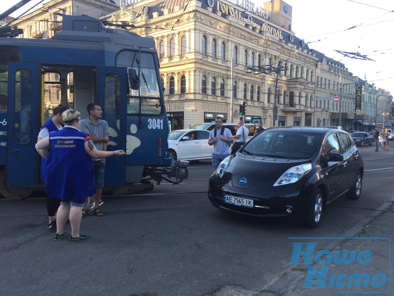 В центре Днепра стоят первые трамваи. новости Днепра