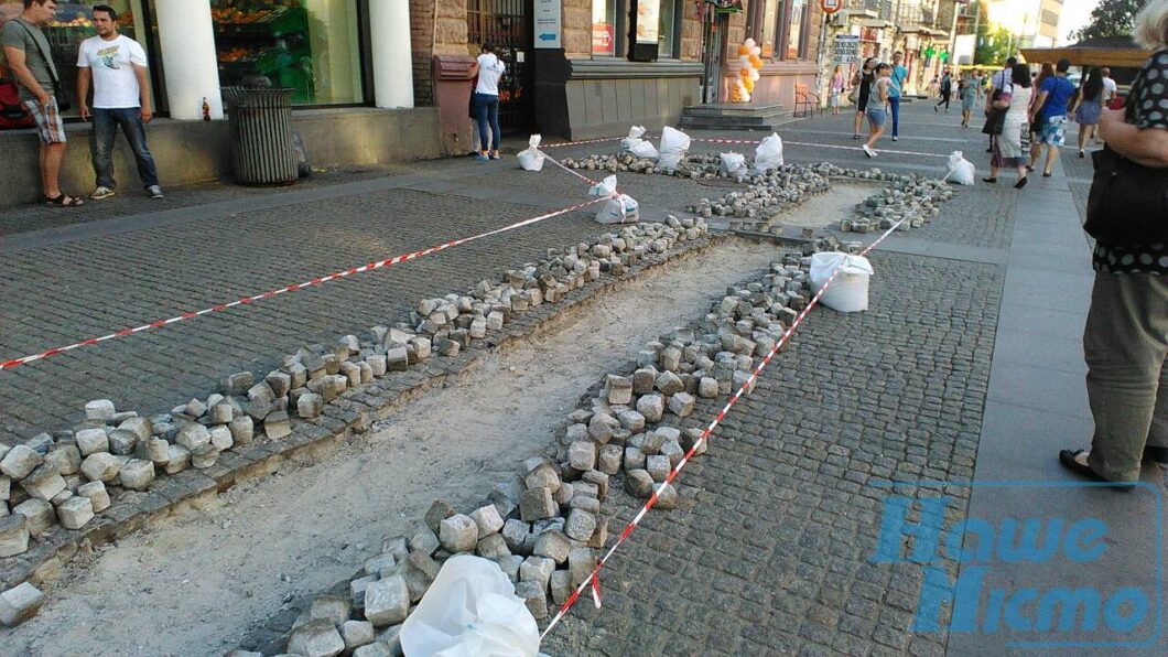 В центре Днепра ремонтируют площадь с дорожками для женщин. новости Днепра