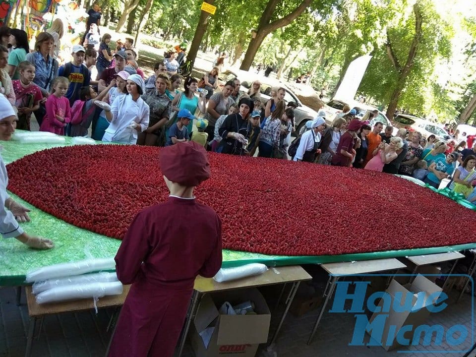 Сегодня в Днепре побили клубничный рекорд 300 кг ягодой (Фото, видео). Новости Днепра.