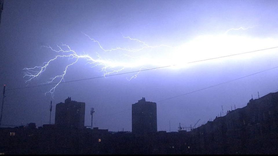 Молния в Днепре: уникальное явления наблюдали днепряне накануне вечером. Новости Днепра