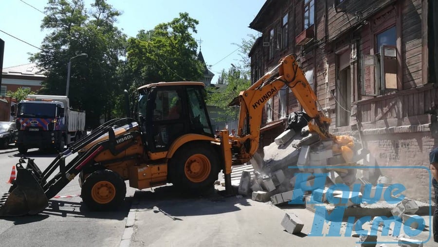 В Днепре демонтировали пристройку, уродовавшую историческое здание. новости Днепра