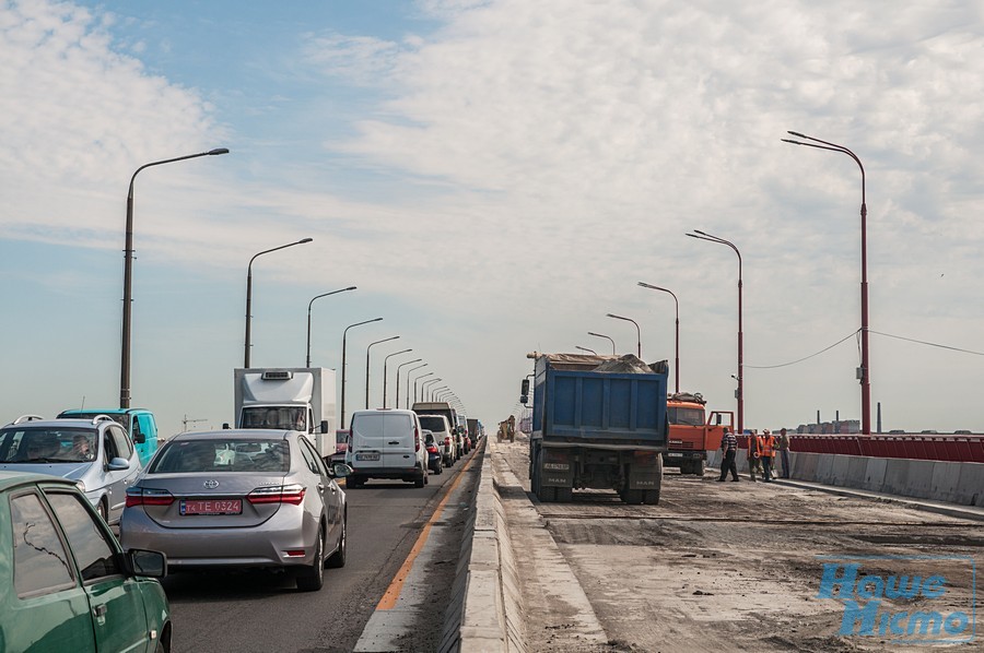 На Новом мосту в Днепре заработал реверсивный светофор. новости Днепра