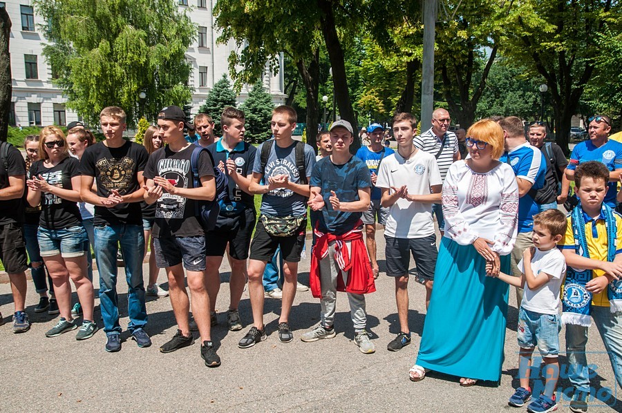 Днепряне устроили яркий флешмоб к 100-летию ФК "Днепр". Новости Днепра