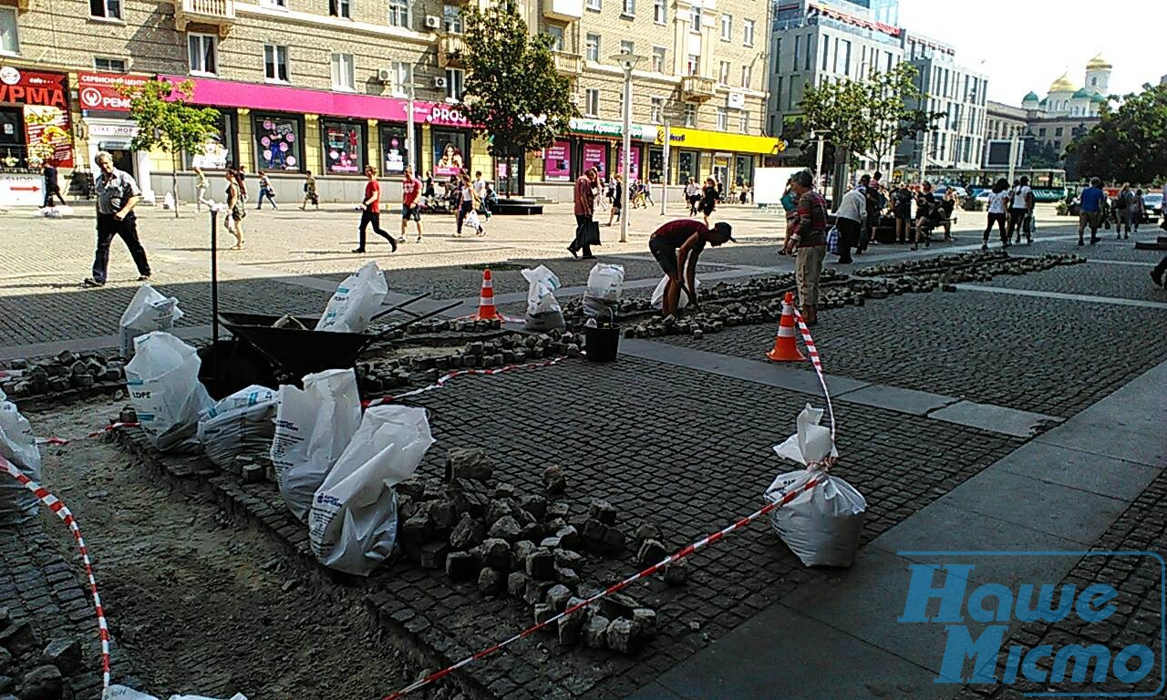 В центре Днепра ремонтируют площадь с дорожками для женщин. новости Днепра