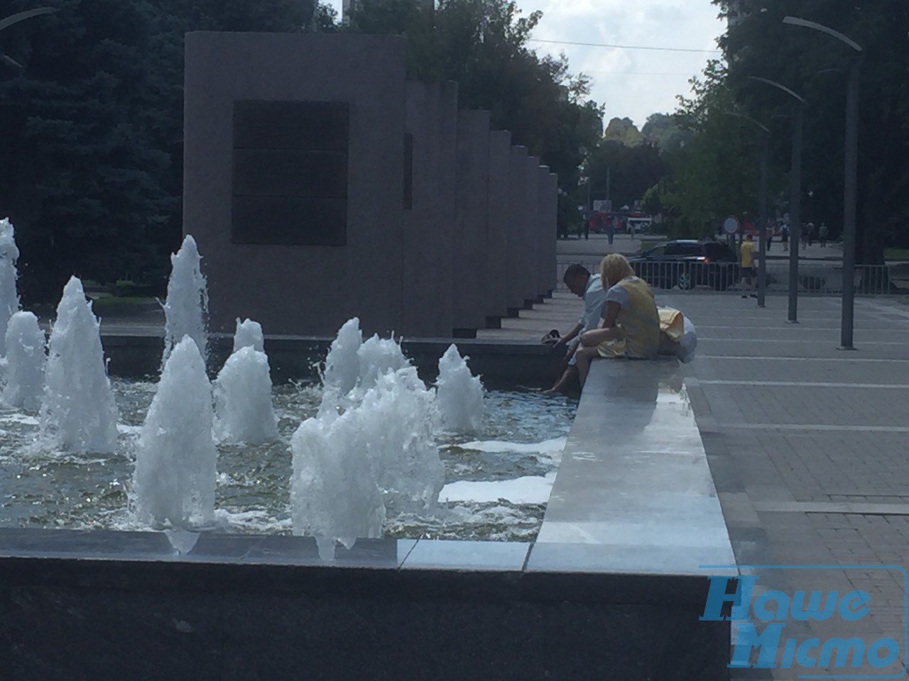 Романтика по-днепровски: как бомжи моют друг друга в фонтане. Новости Днепра