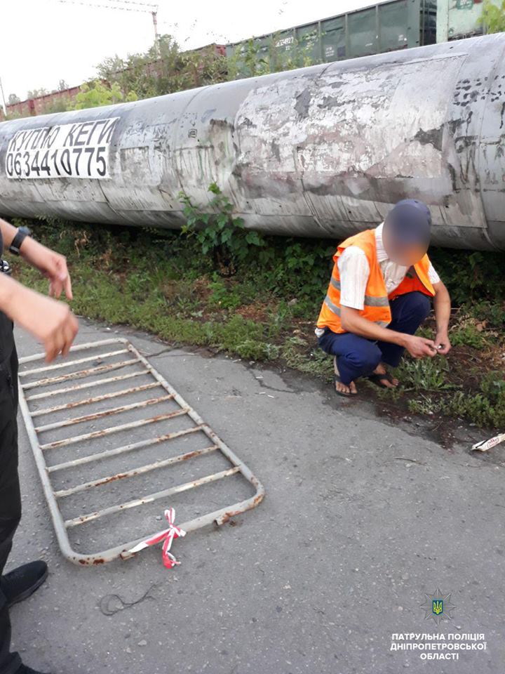 В Днепре "металлист" под видом коммунальника разбирал Старый мост. Новости Днепра