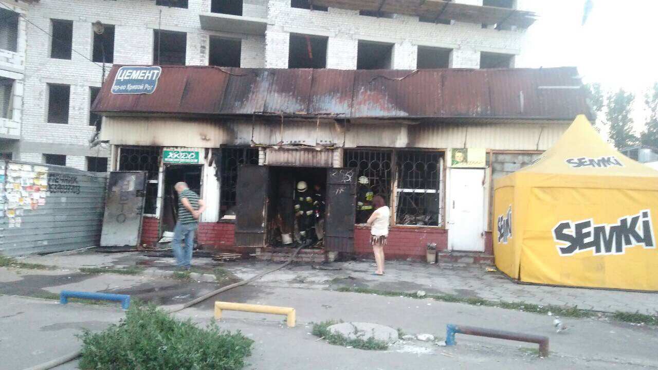 Ночью в Днепре полностью сгорел магазин (Видео). новости Днепра