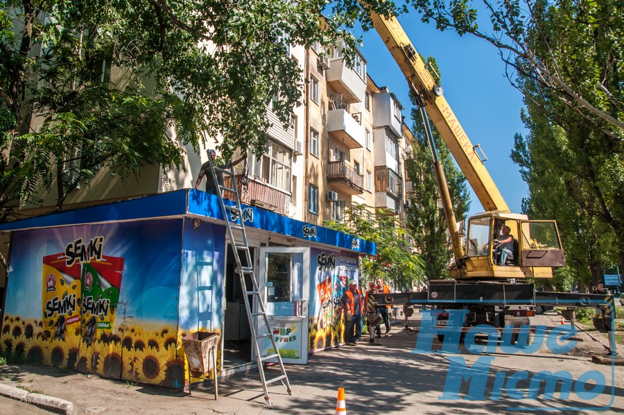 В Днепре демонтировали «наливайку» из 90-х (Фото). Новости Днепра