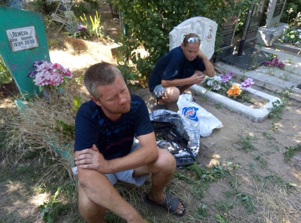 "Металлисты" крушат кладбища Днепра (Фото). Новости Днепра