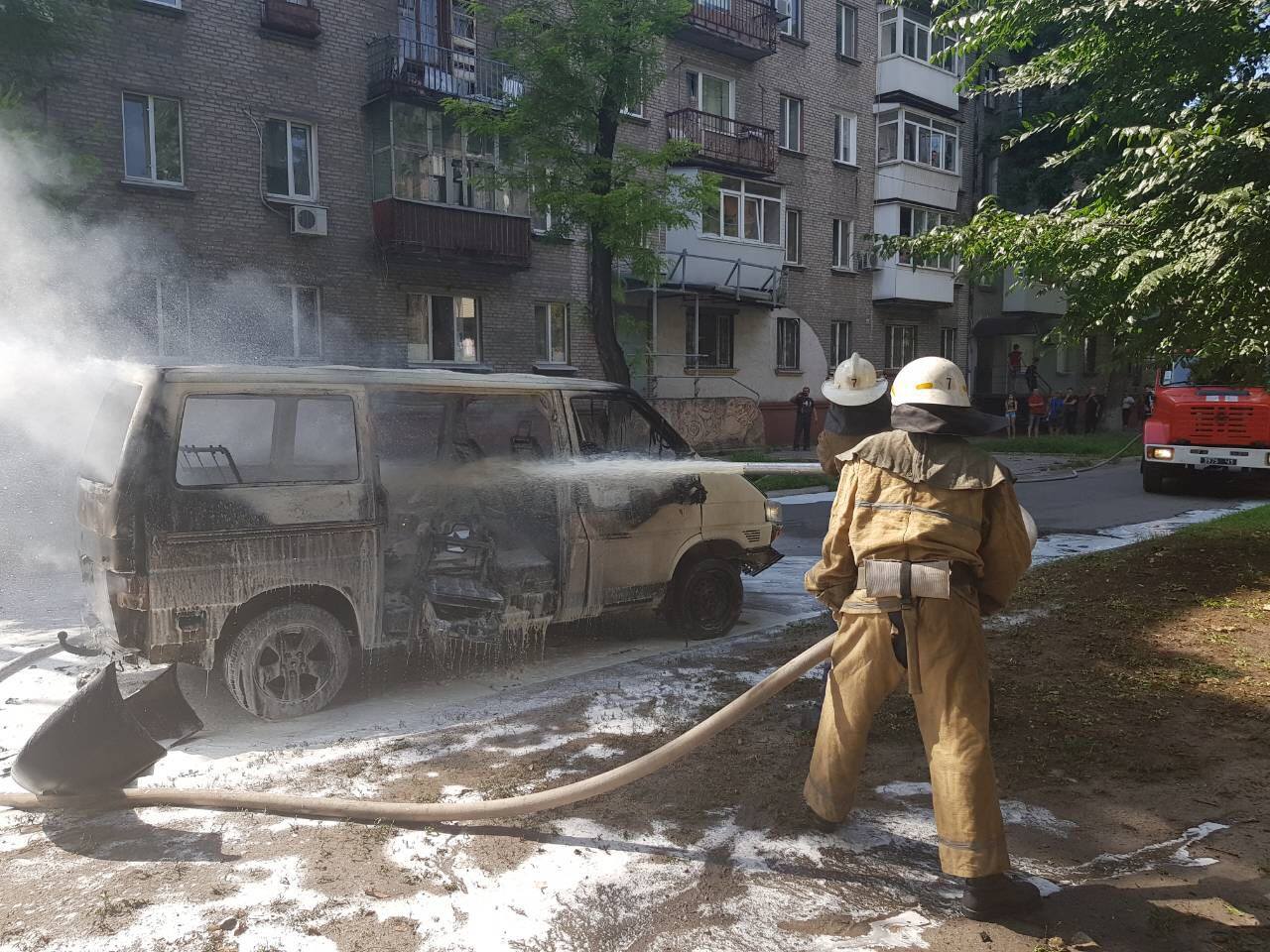 ЧП под Днепром: водитель загорелся вместе с автомобилем. Новости Днепра