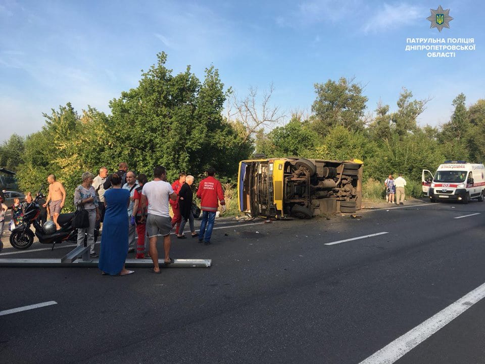 Уснул за рулем: под Днепром фура врезалась в автобус - 18 пострадавших. Новости Днепра