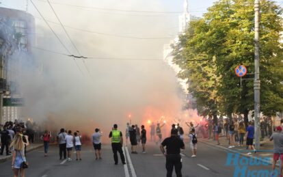 Взрывы и фаеры: в центре Днепра шествие ультрас. новости Днепра