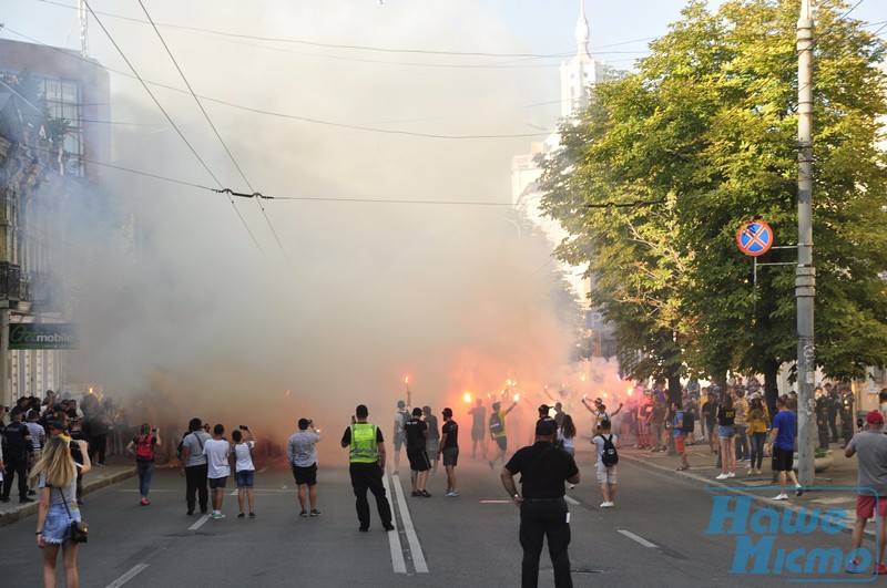 Взрывы и фаеры: в центре Днепра шествие ультрас. новости Днепра