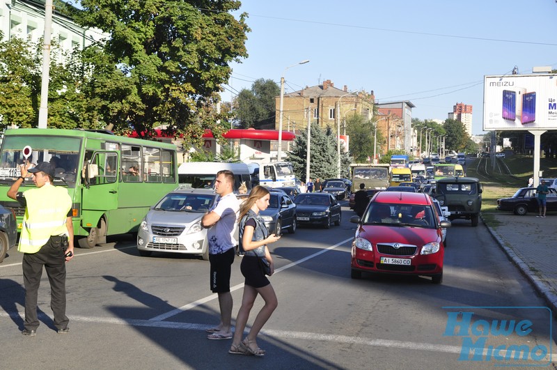 Взрывы и фаеры: в центре Днепра шествие ультрас. новости Днепра