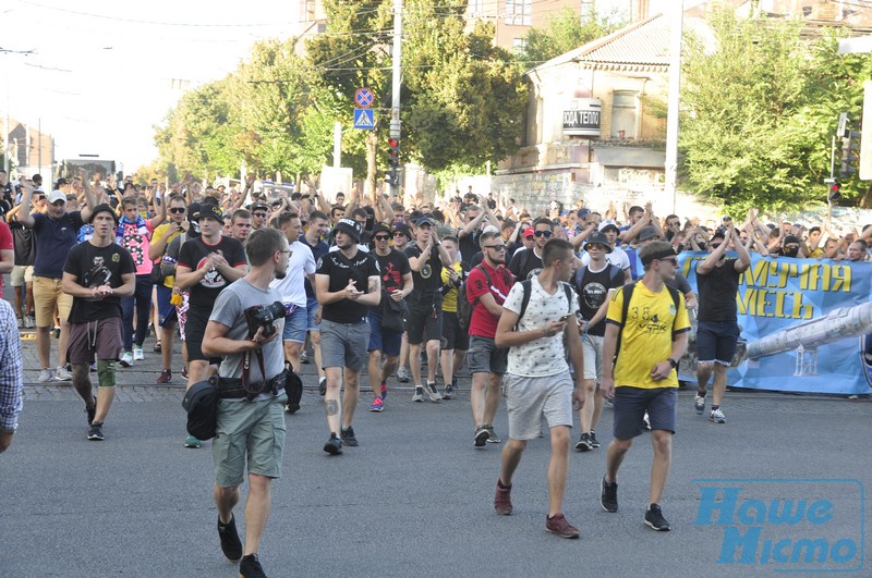 Взрывы и фаеры: в центре Днепра шествие ультрас. новости Днепра