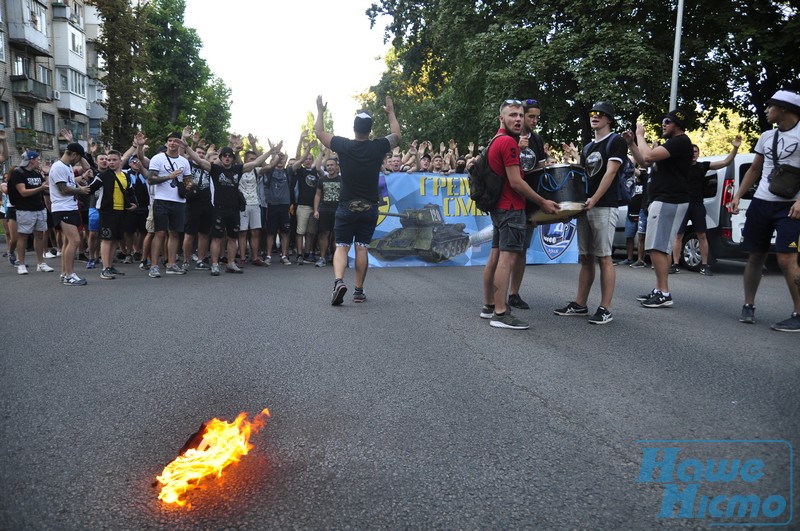 Взрывы и фаеры: в центре Днепра шествие ультрас. новости Днепра