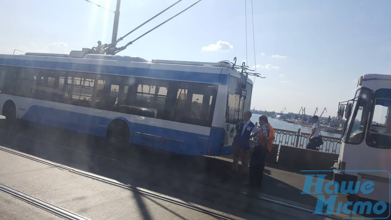 В Днепре огромная пробка на Старом мосту: стоят трамваи и троллейбусы. новости Днепра