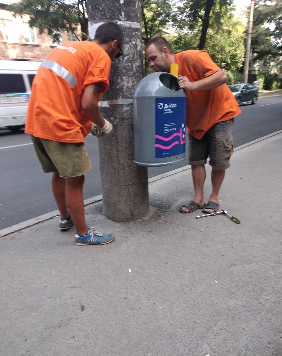 Чистый Днепр: ежедневно в городе устанавливаются с десяток урн. Новости Днепра