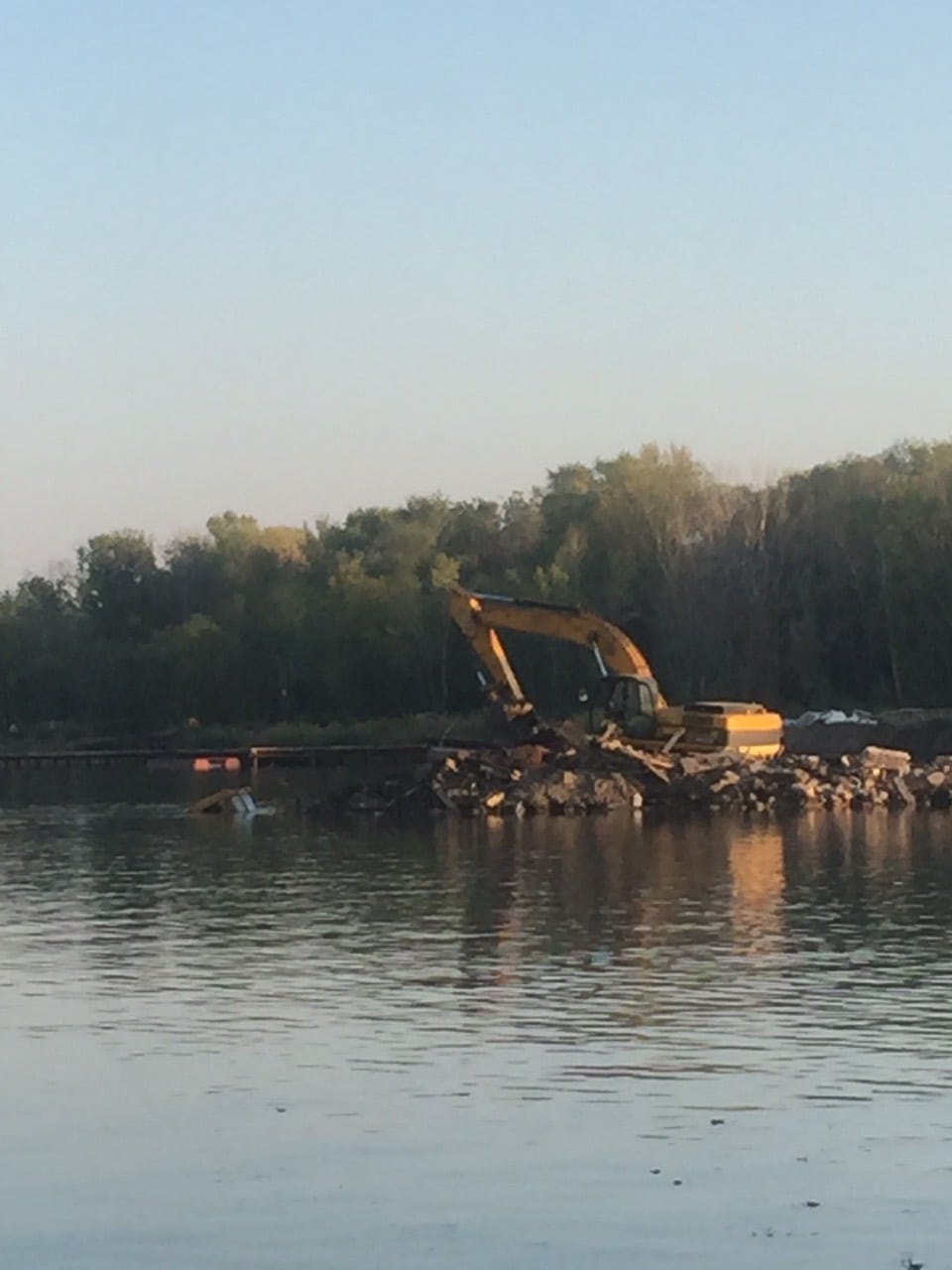 В Днепре на Победе экскаватор свалился в воду (Видео). Новости Днепра 