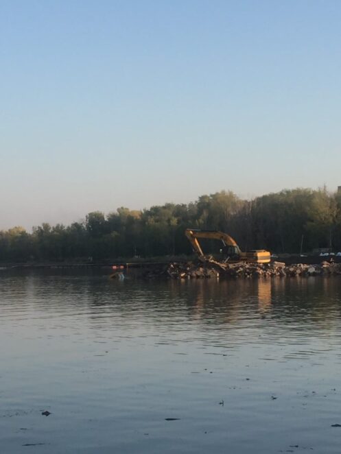 В Днепре на Победе экскаватор свалился в воду (Видео). Новости Днепра