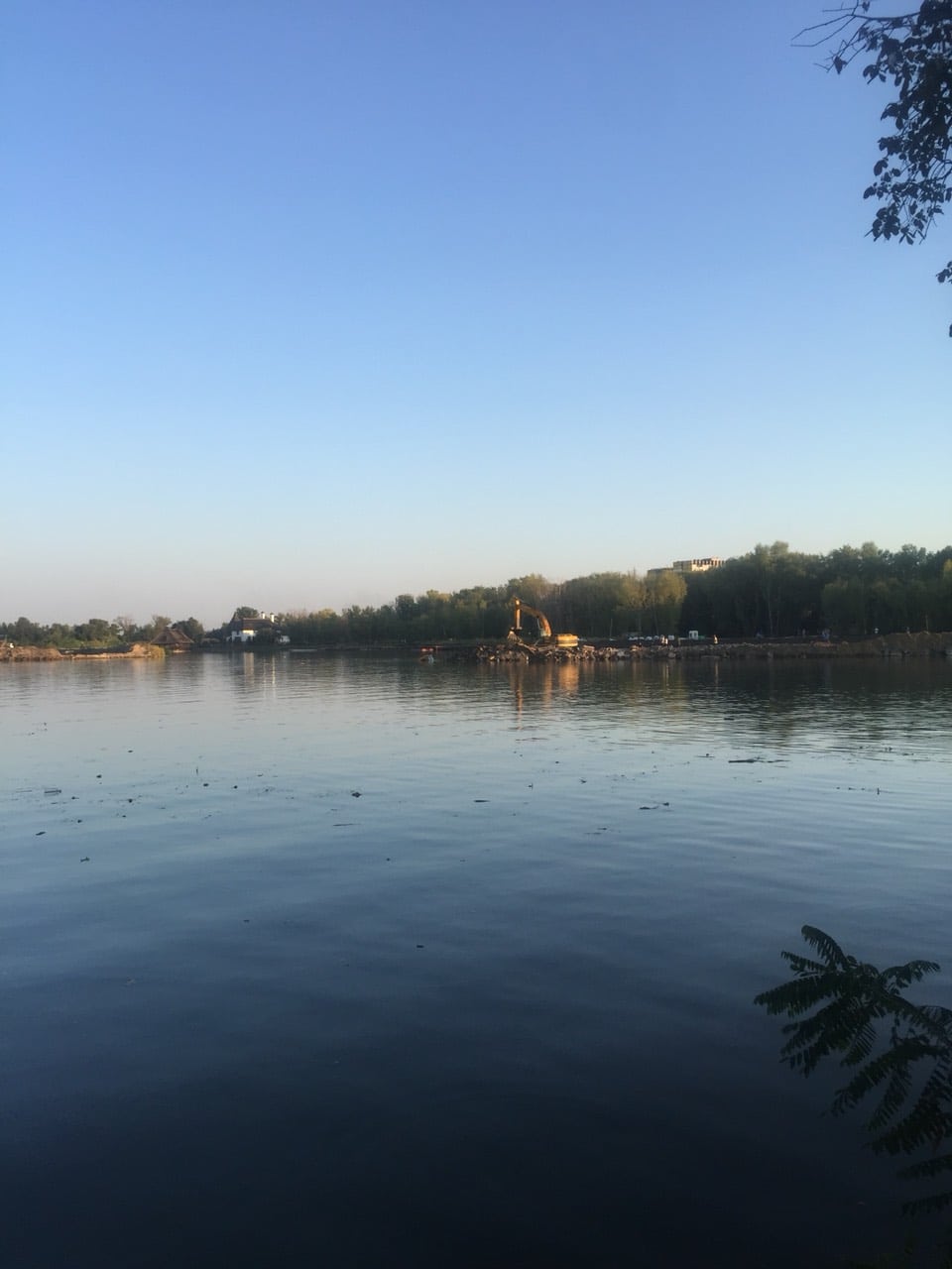 В Днепре на Победе экскаватор свалился в воду (Видео). Новости Днепра 