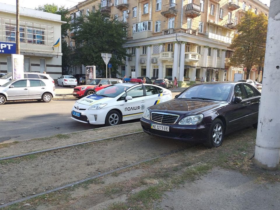 В центре Днепра "Mercedes" парализовал движение трамваев. Новости Днепра