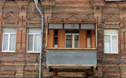 В Днепре на Троицкой демонтируют балконы. Новости Днепра