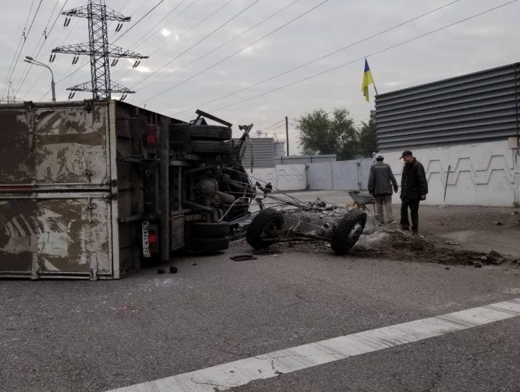 Серьезное ДТП на Набережной Днепра: грузовик на полном ходу снес столб. Новости Днепра