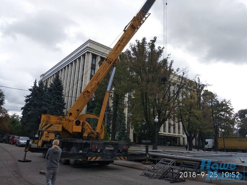 В Днепре возле ОГА монтируют огромную сцену: что там будет. Новости Днепра