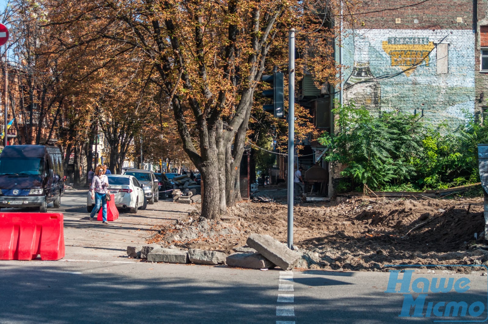 На улице Короленко в Днепре с тротуаров срывают старый асфальт (фоторепортаж). Новости Днепра