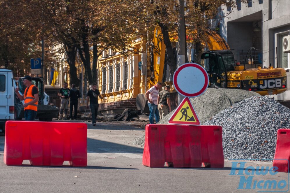 На улице Короленко в Днепре с тротуаров срывают старый асфальт (Фоторепортаж). Новости Днепра