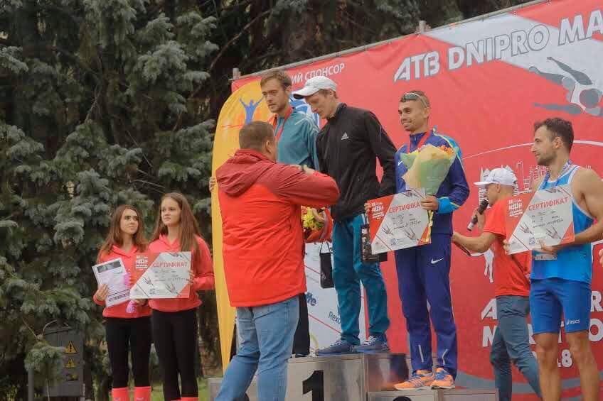 Мэр Днепра наградил самых быстрых бегунов ATB DNIPRO MARATHON. Новости Днепра