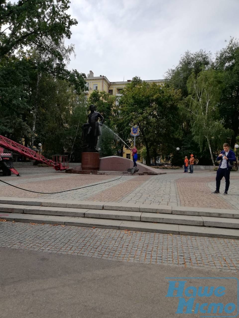 День города близко: в Днепре "купают" памятники (Фотофакт). Новости Днепра