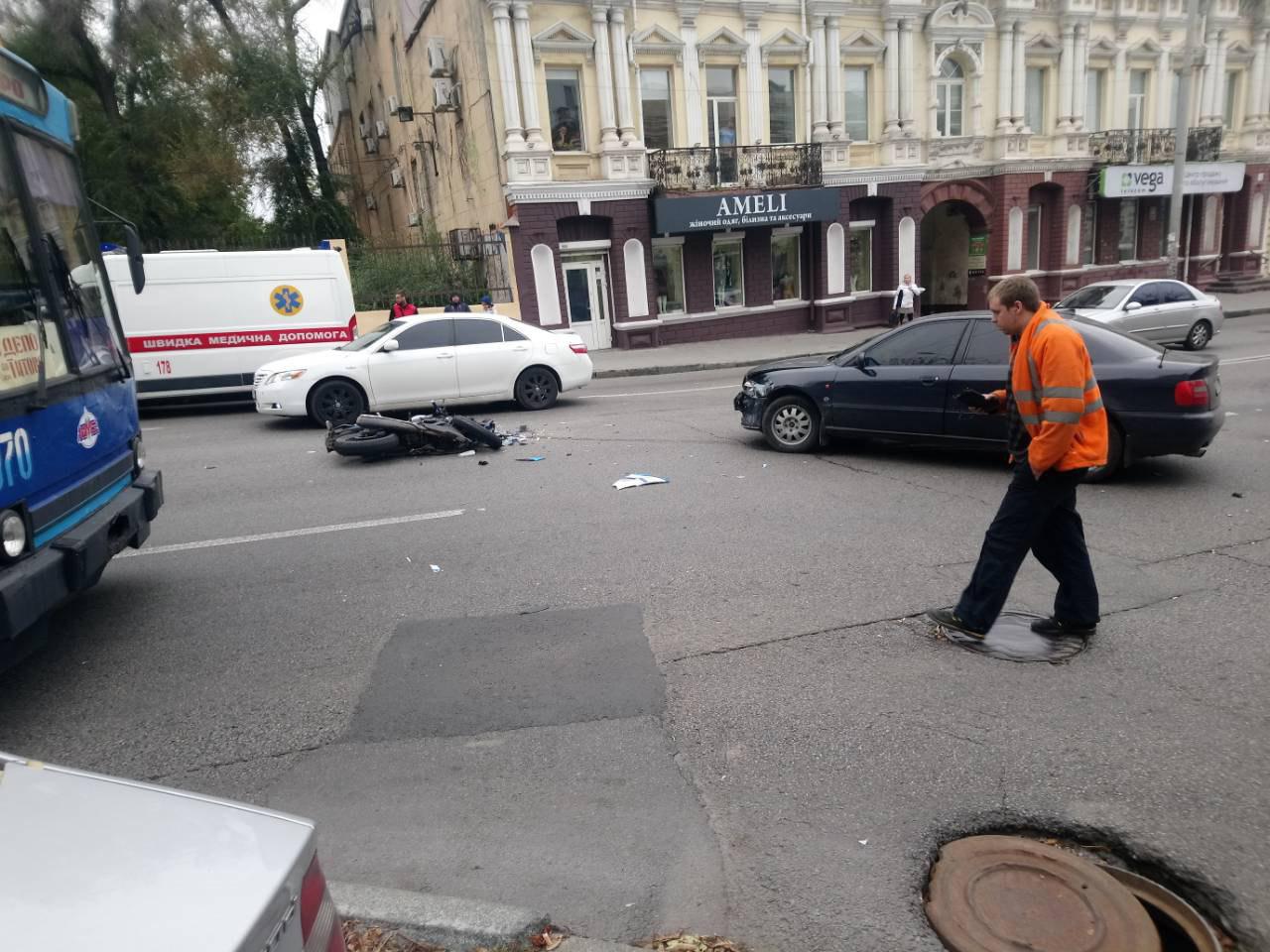 Лоб в лоб: в Днепре мотоциклист на скорости влетел в легковушку (фото). Новости Днепра