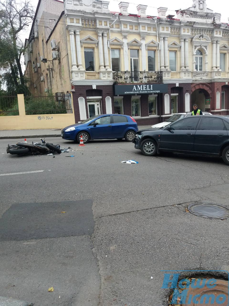 Лоб в лоб: в Днепре мотоциклист на скорости влетел в легковушку (фото). Новости Днепра