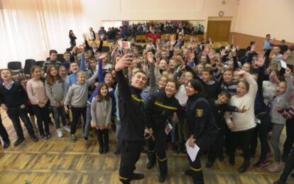 Безопасные каникулы: спасатели Днепра поздравили школьников с двухнедельным "отпуском" (видео). Новости Днепра
