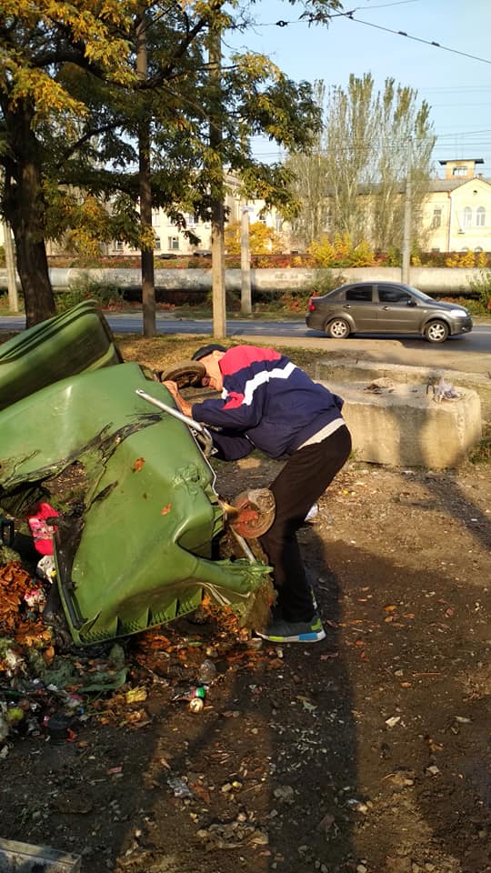 "Одни палят, а другие воруют": в Днепре скручивают колёса даже у сгоревших мусорных баков. Новости Днепра