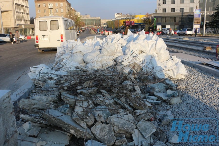 Горы мусора и разбитая плитка: в Днепре на ул. Курчатова ремонтируют подземный переход (фото). Новости Днепра