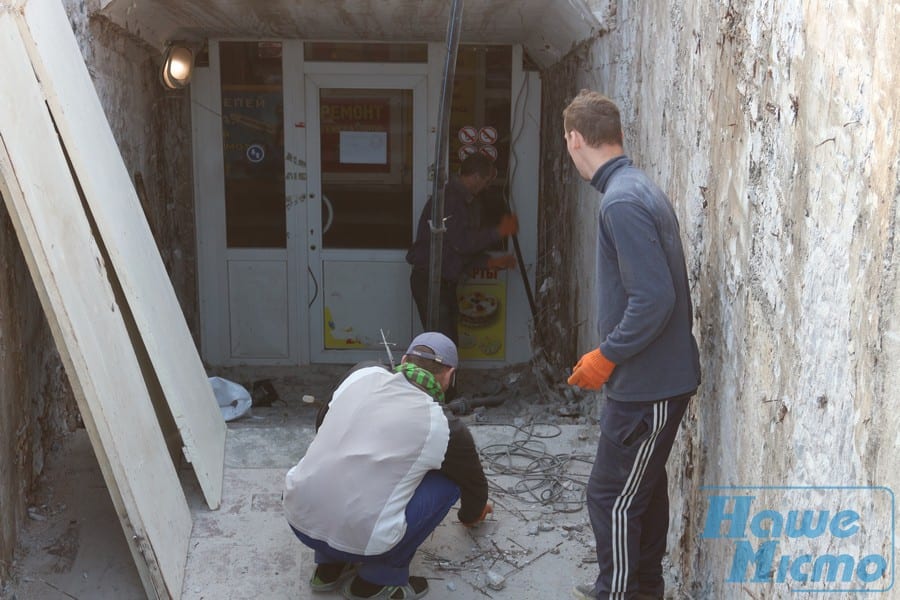 Горы мусора и разбитая плитка: в Днепре на ул. Курчатова ремонтируют подземный переход (фото). Новости Днепра
