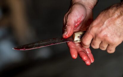 Кровавый расчет с жизнью: под Днепром мужчина вскрыл себе вены прямо посреди парка (фото). Новости Днепра