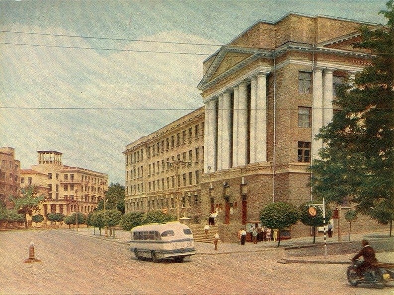 Винтажный трамвай, "Волги" и другой танк: цветные фотографии Днепра в 60-е. Новости Днепра