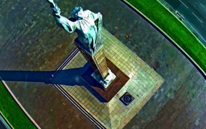 Вокруг монумента Славы на бешеной скорости: впечатляющая аэросъемка Днепра (видео). Новости Днепра